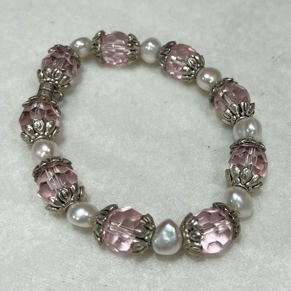 Pearl bracelet with pink beads